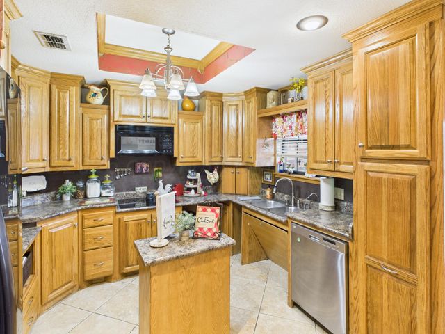 1611 N ZIMMERS Street, Pampa, TX 79065