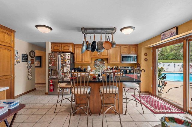 1938 STRAWBERRY LANE, Green Bay, WI 54304