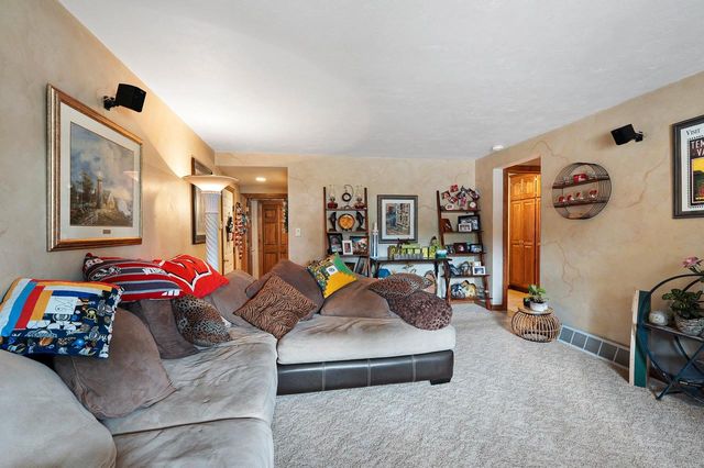 1938 STRAWBERRY LANE, Green Bay, WI 54304