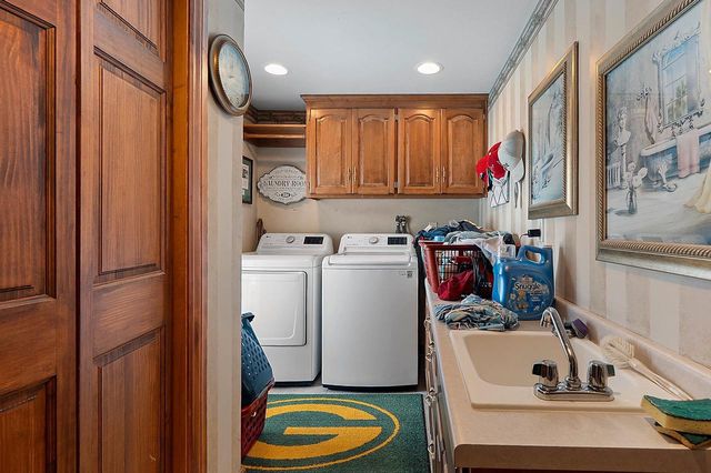 1938 STRAWBERRY LANE, Green Bay, WI 54304
