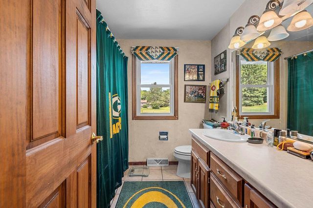 1938 STRAWBERRY LANE, Green Bay, WI 54304