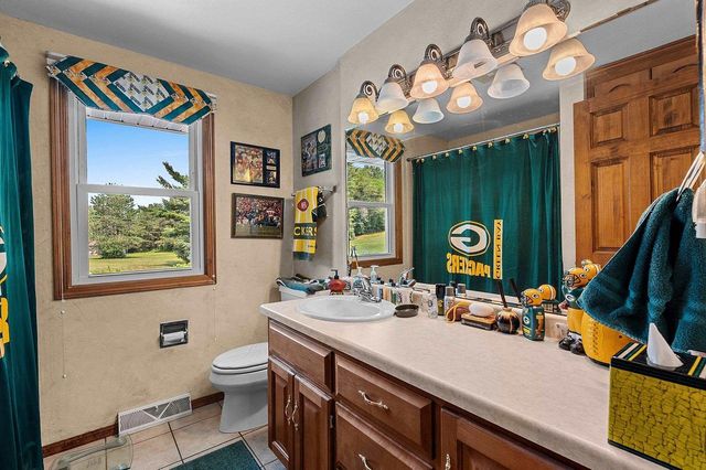 1938 STRAWBERRY LANE, Green Bay, WI 54304