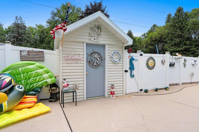 1938 STRAWBERRY LANE, Green Bay, WI 54304