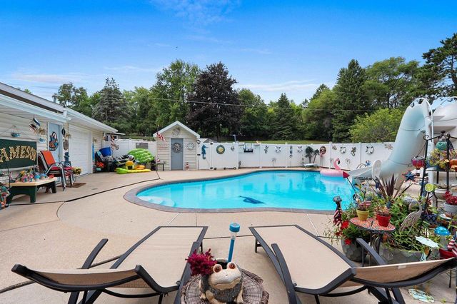 1938 STRAWBERRY LANE, Green Bay, WI 54304