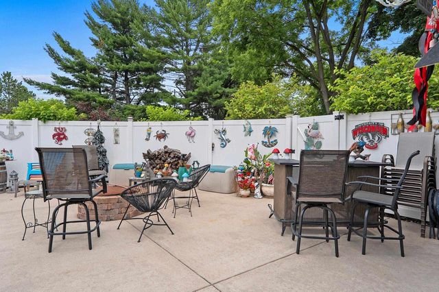 1938 STRAWBERRY LANE, Green Bay, WI 54304