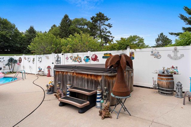 1938 STRAWBERRY LANE, Green Bay, WI 54304