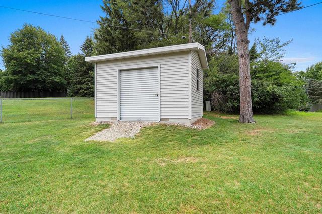 1938 STRAWBERRY LANE, Green Bay, WI 54304