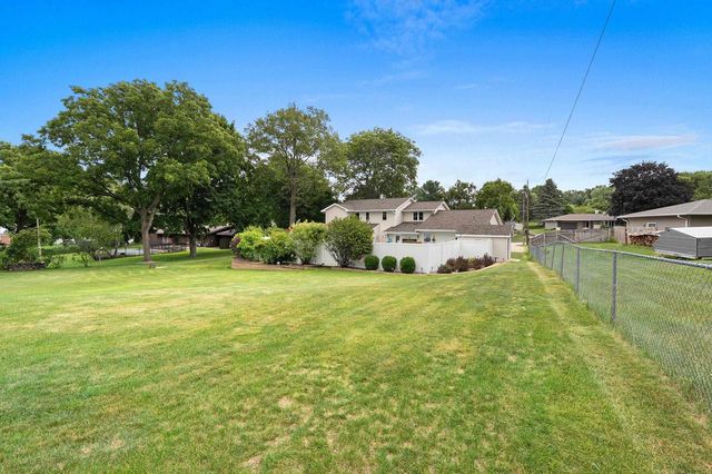 1938 STRAWBERRY LANE, Green Bay, WI 54304