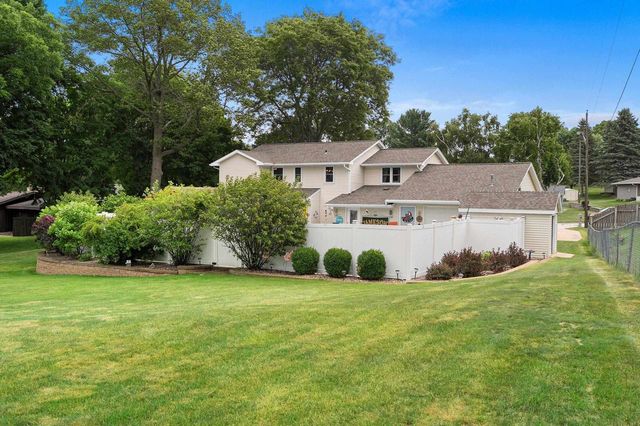 1938 STRAWBERRY LANE, Green Bay, WI 54304