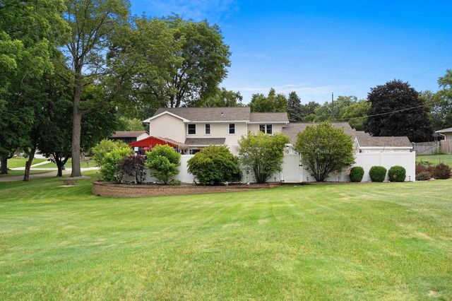1938 STRAWBERRY LANE, Green Bay, WI 54304