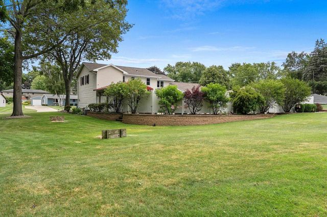 1938 STRAWBERRY LANE, Green Bay, WI 54304