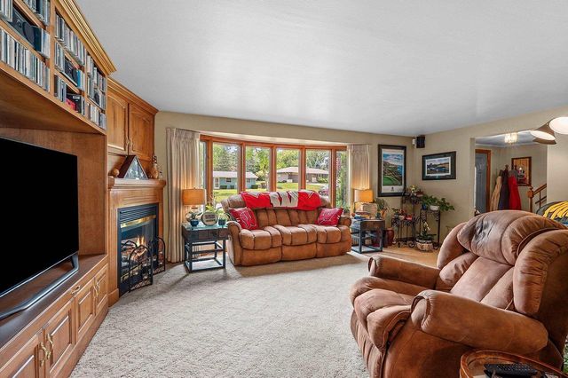 1938 STRAWBERRY LANE, Green Bay, WI 54304