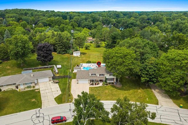 1938 STRAWBERRY LANE, Green Bay, WI 54304