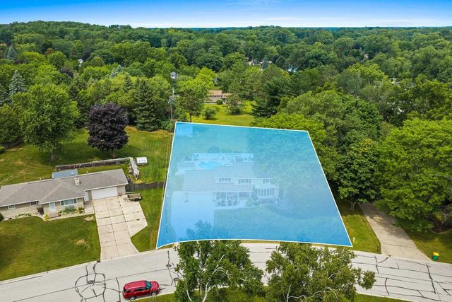 1938 STRAWBERRY LANE, Green Bay, WI 54304