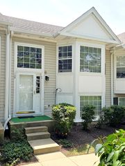 109 E Victoria Circle, North Aurora, IL 60542