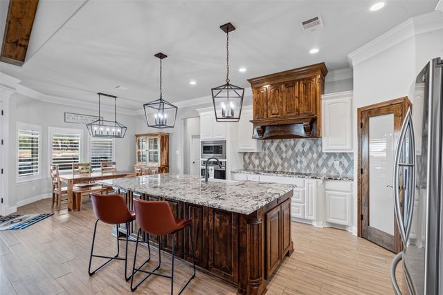 108 N Silver Saddle Trail, Weatherford, TX 76087