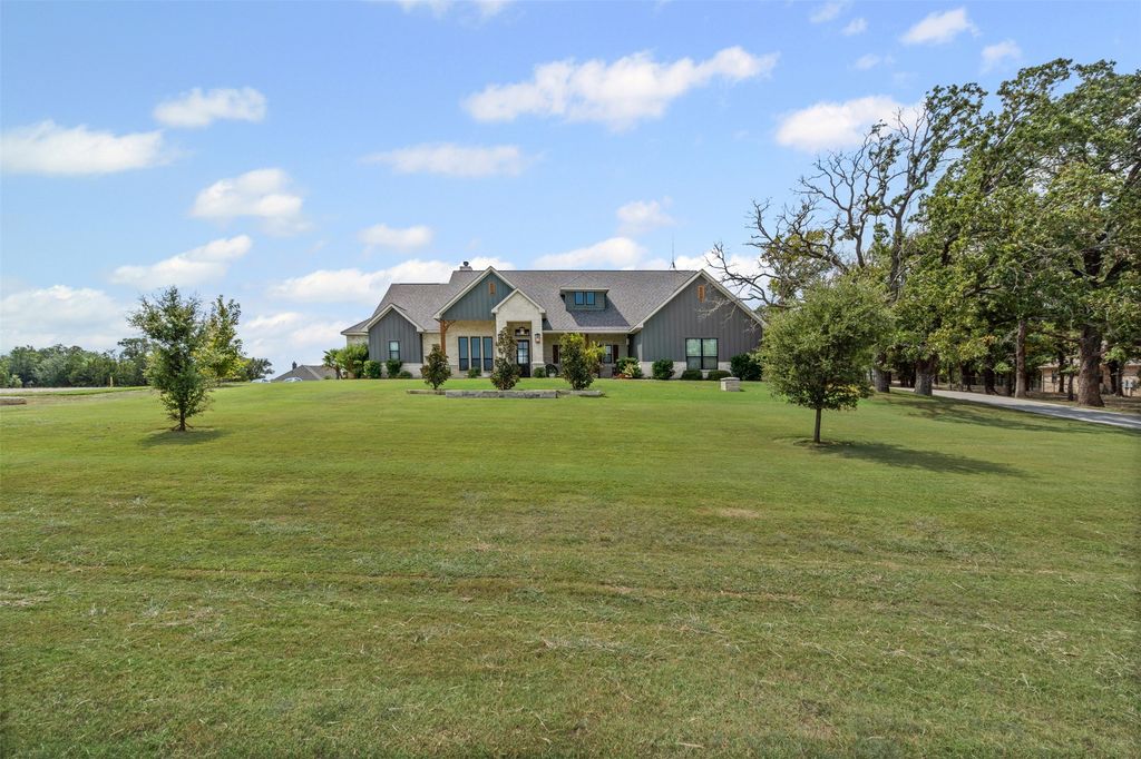 108 N Silver Saddle Trail, Weatherford, TX 76087