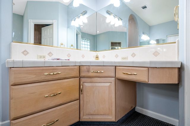 1134 N Rova Court, Visalia, CA 93291