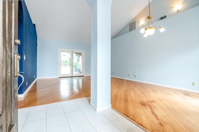 1134 N Rova Court, Visalia, CA 93291