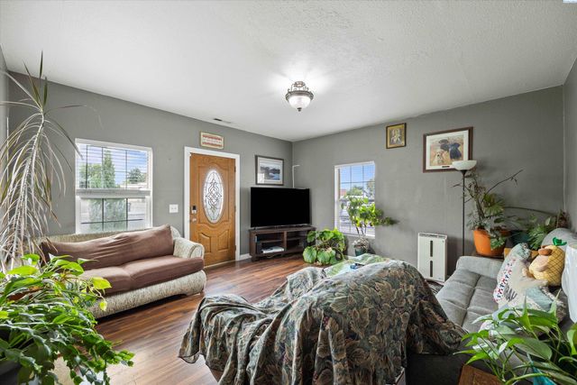 910 N 5th Ave, Pasco, WA 99301