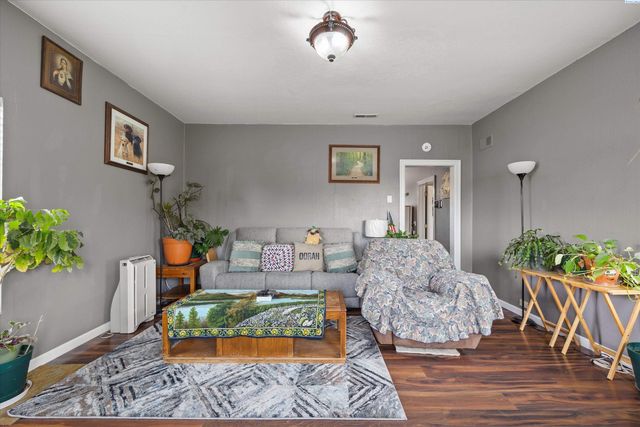 910 N 5th Ave, Pasco, WA 99301