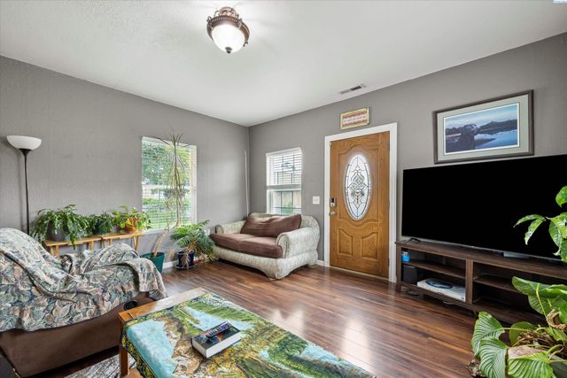 910 N 5th Ave, Pasco, WA 99301