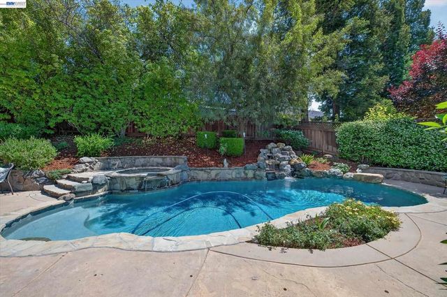 646 Windmill Ln, Pleasanton, CA 94566