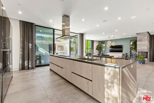 853 N Kilkea Drive, Los Angeles, CA 90046