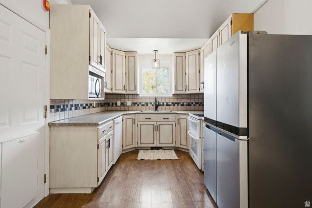 6802 S CYCLAMEN DR, West Jordan, UT 84081