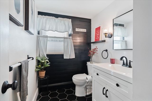 127 Sheraton Ave, Somerset, MA 02725