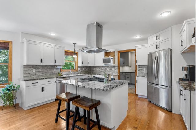 9882 Purgatory Road, Eden Prairie, MN 55347