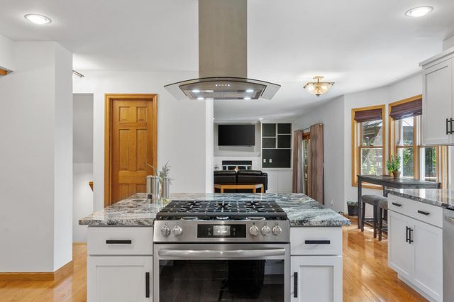 9882 Purgatory Road, Eden Prairie, MN 55347