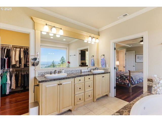 6643 Nw MERIDIAN RIDGE Dr, Portland, OR 97210