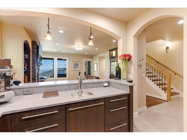 6643 Nw MERIDIAN RIDGE Dr, Portland, OR 97210