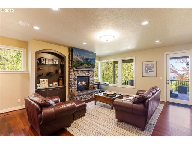 6643 Nw MERIDIAN RIDGE Dr, Portland, OR 97210