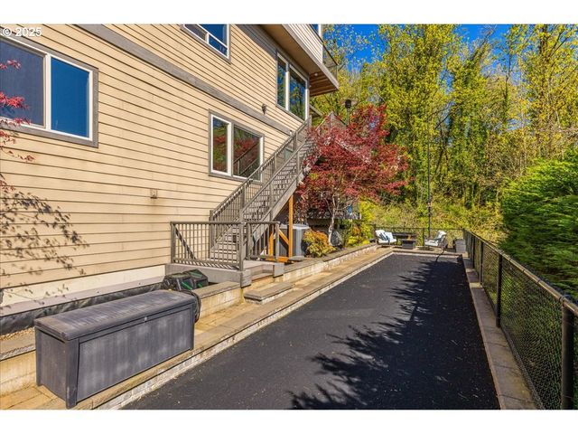 6643 Nw MERIDIAN RIDGE Dr, Portland, OR 97210