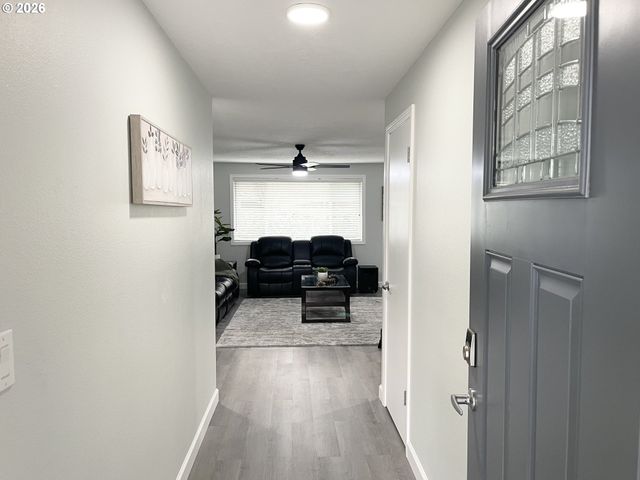 403 E CLACKAMAS Cir, Woodburn, OR 97071