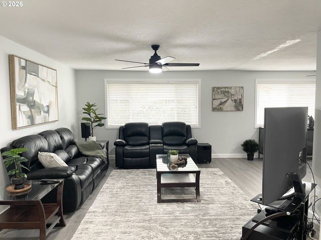 403 E CLACKAMAS Cir, Woodburn, OR 97071