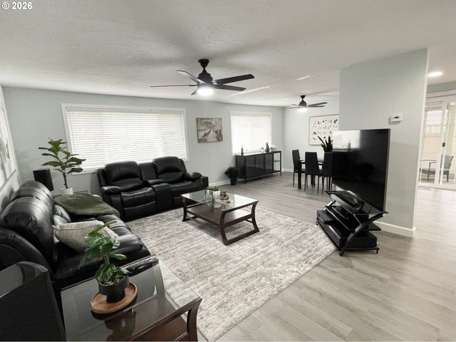 403 E CLACKAMAS Cir, Woodburn, OR 97071