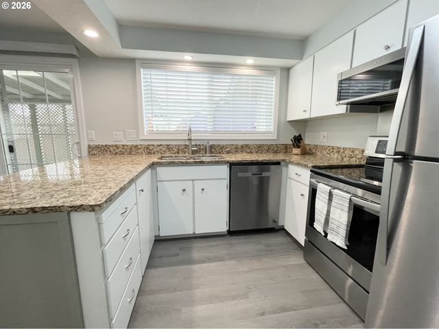 403 E CLACKAMAS Cir, Woodburn, OR 97071