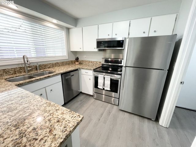 403 E CLACKAMAS Cir, Woodburn, OR 97071