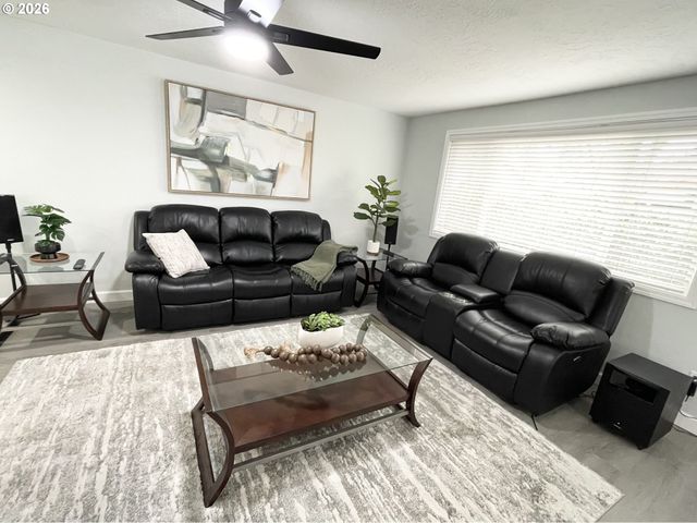 403 E CLACKAMAS Cir, Woodburn, OR 97071