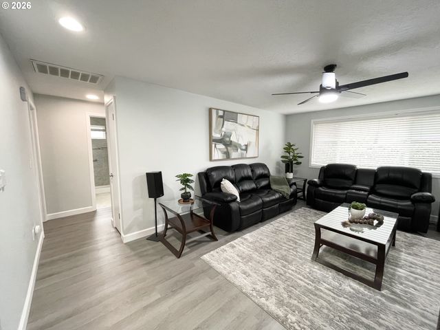 403 E CLACKAMAS Cir, Woodburn, OR 97071