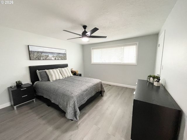 403 E CLACKAMAS Cir, Woodburn, OR 97071