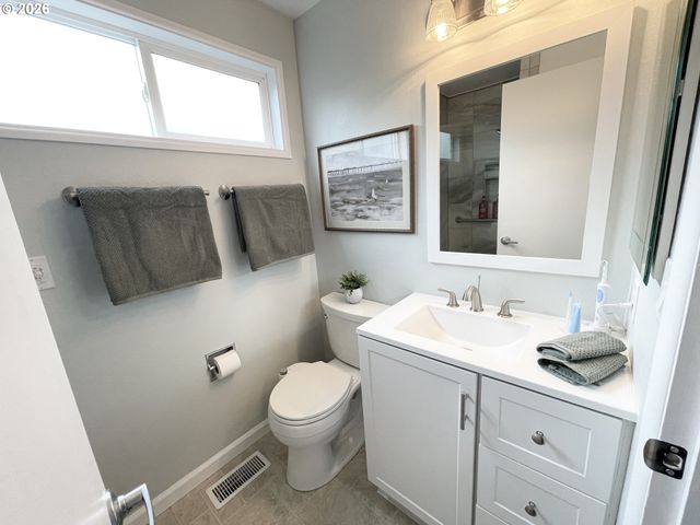 403 E CLACKAMAS Cir, Woodburn, OR 97071