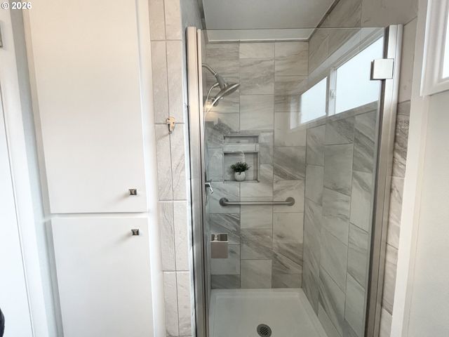 403 E CLACKAMAS Cir, Woodburn, OR 97071