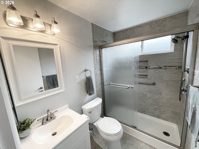 403 E CLACKAMAS Cir, Woodburn, OR 97071