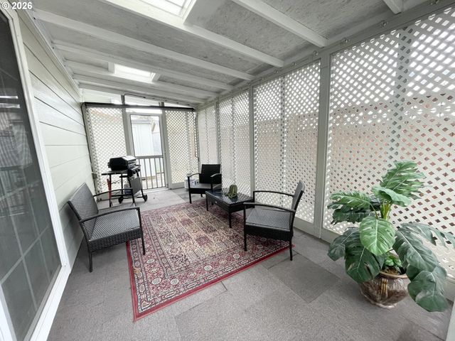 403 E CLACKAMAS Cir, Woodburn, OR 97071