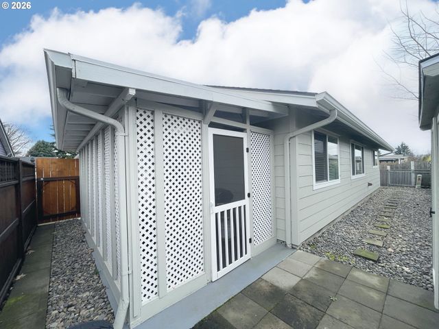 403 E CLACKAMAS Cir, Woodburn, OR 97071