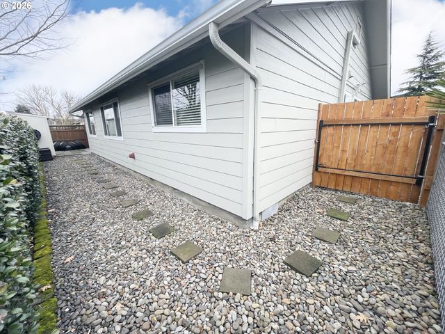 403 E CLACKAMAS Cir, Woodburn, OR 97071